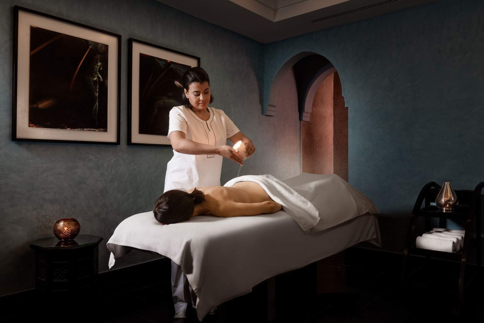 Cabine de soins et table de massage dans le spa. La Mamounia, Marrakech.