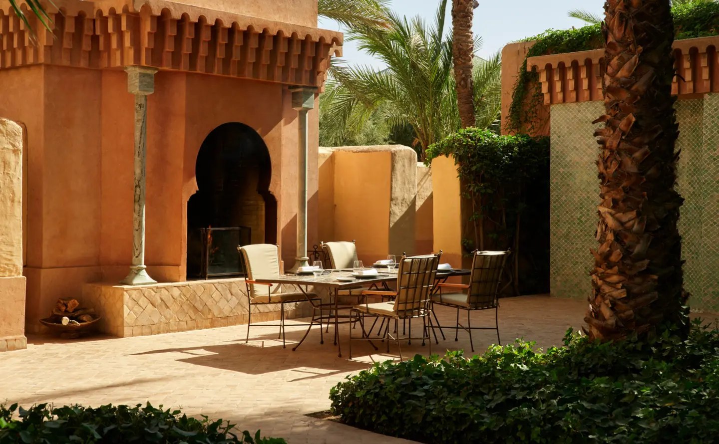 Cour privée d'une Maison Jardin à Amanjena, avec table et pergola.