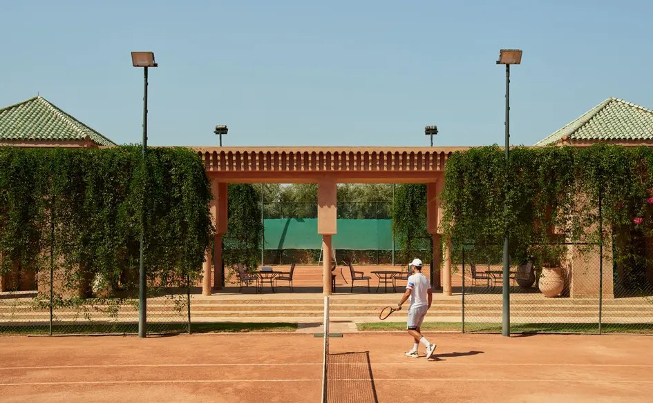 Court de tennis en terre battue dans les jardins. Amanjena, Marrakech.