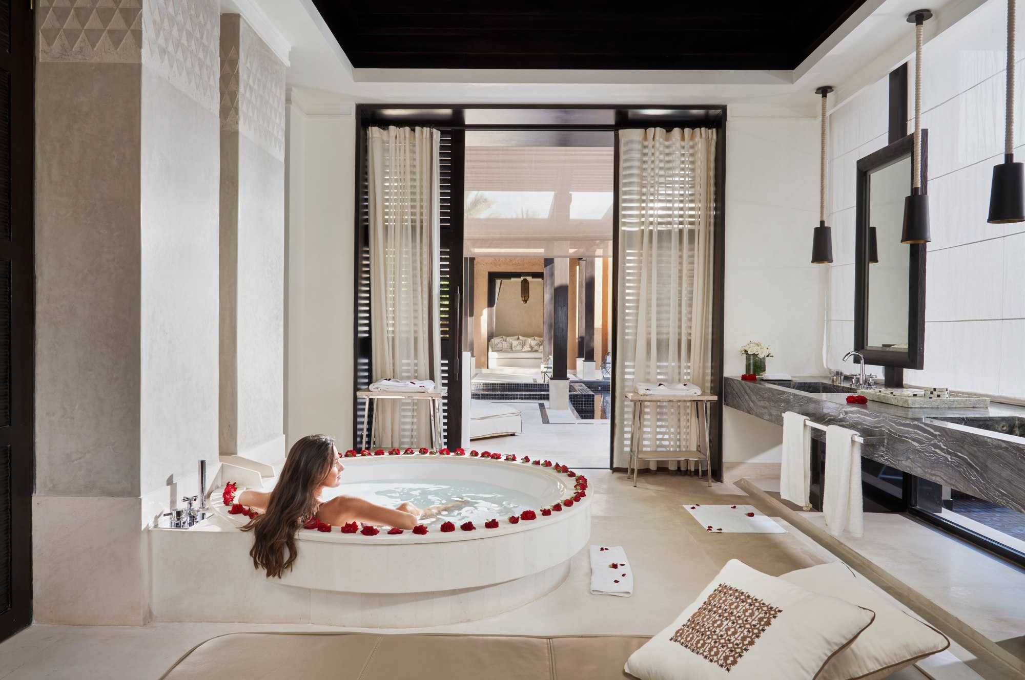 Salle de bains d'une villa au Mandarin Oriental ; l'agencement varie selon la catégorie.