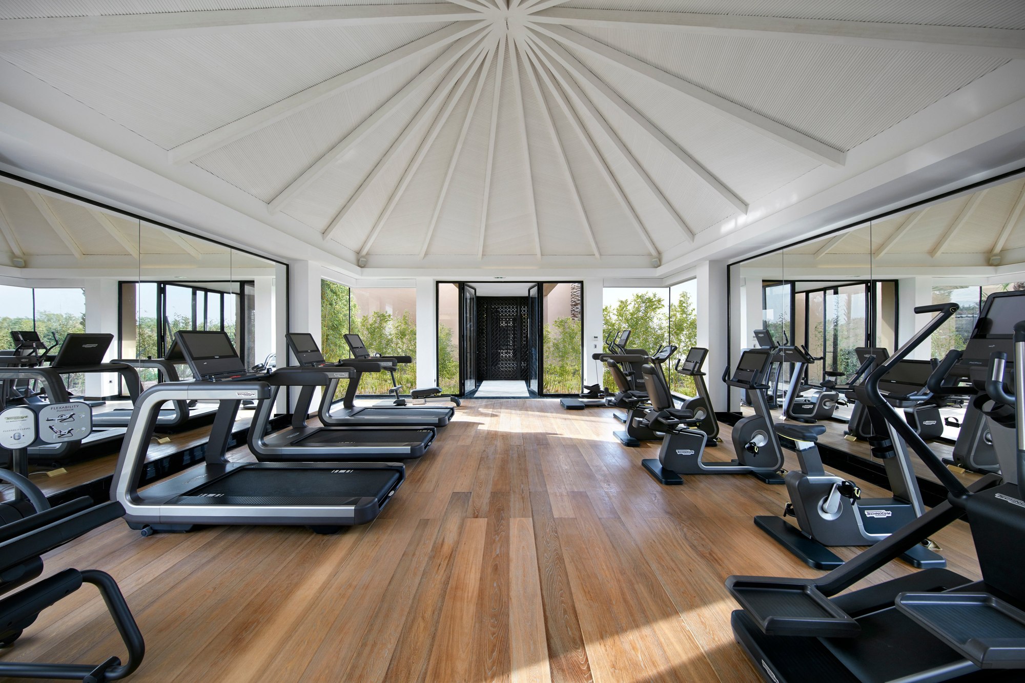 Salle de fitness vitrée avec appareils et tapis de course. Mandarin Oriental, Marrakech, Marrakech.