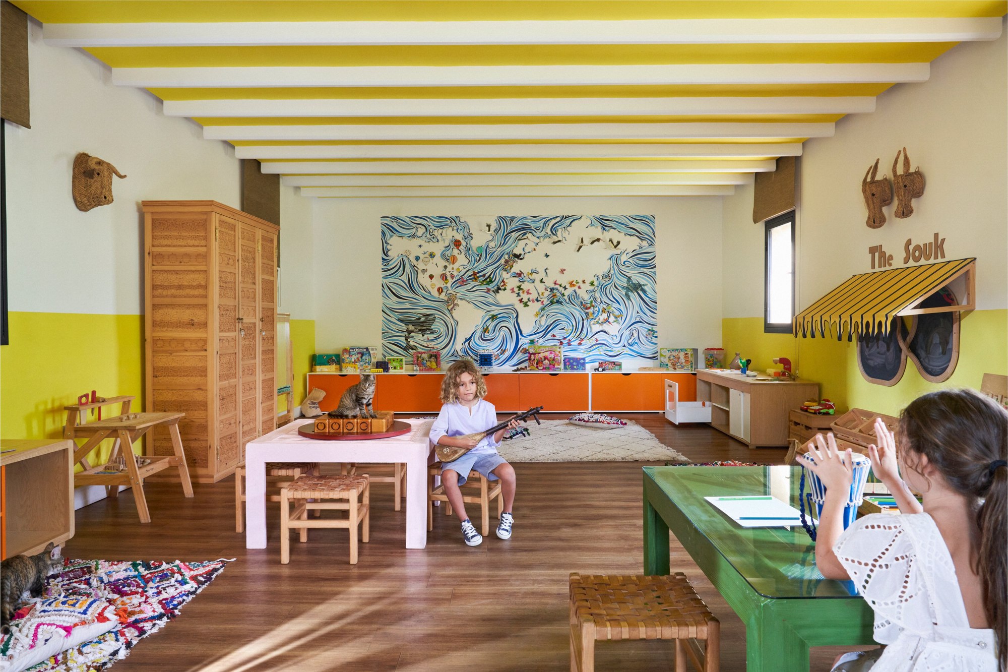 Salle d'activités pour enfants avec tables et jeux colorés. Mandarin Oriental, Marrakech, Marrakech.
