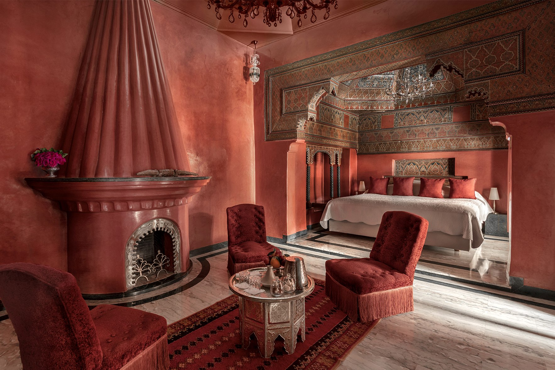 Suite rouge avec cheminée à La Sultana ; décoration et équipements propres à cette suite.