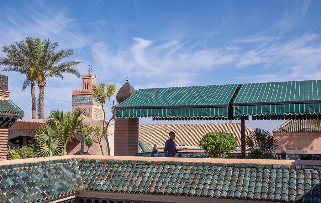 Vue sur les toits et le minaret depuis la terrasse. La Sultana Marrakech, Marrakech.