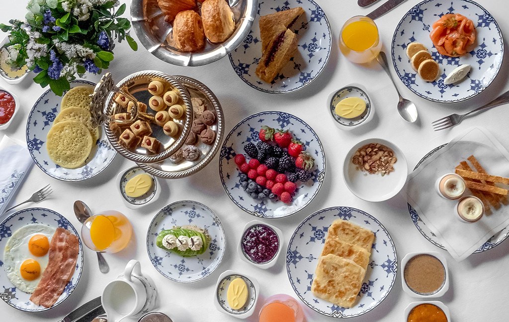 Petit-déjeuner composé de pains, fruits et petites assiettes. La Sultana Marrakech, Marrakech.