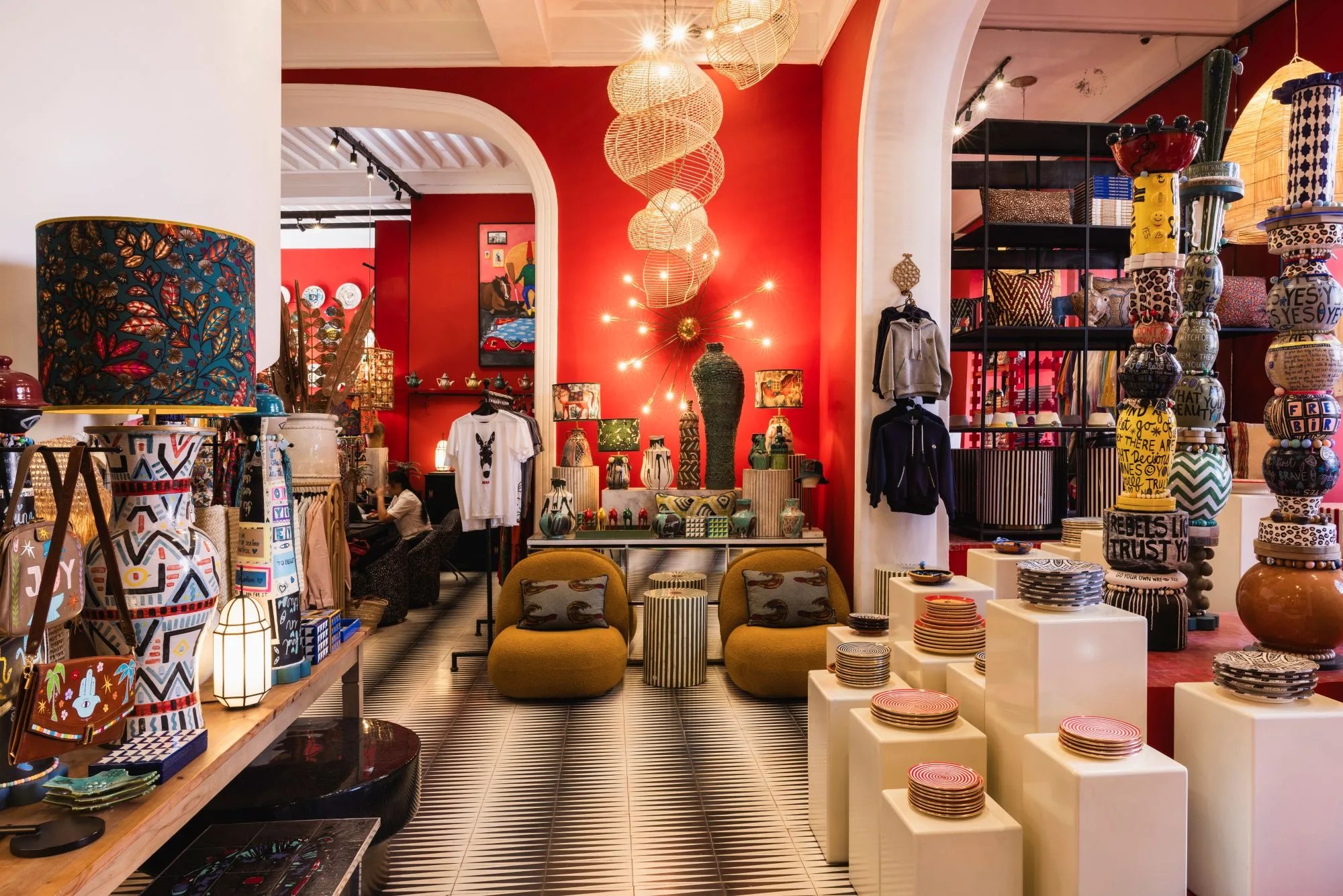 Boutique colorée avec objets, textiles et mobilier. El Fenn, Marrakech.