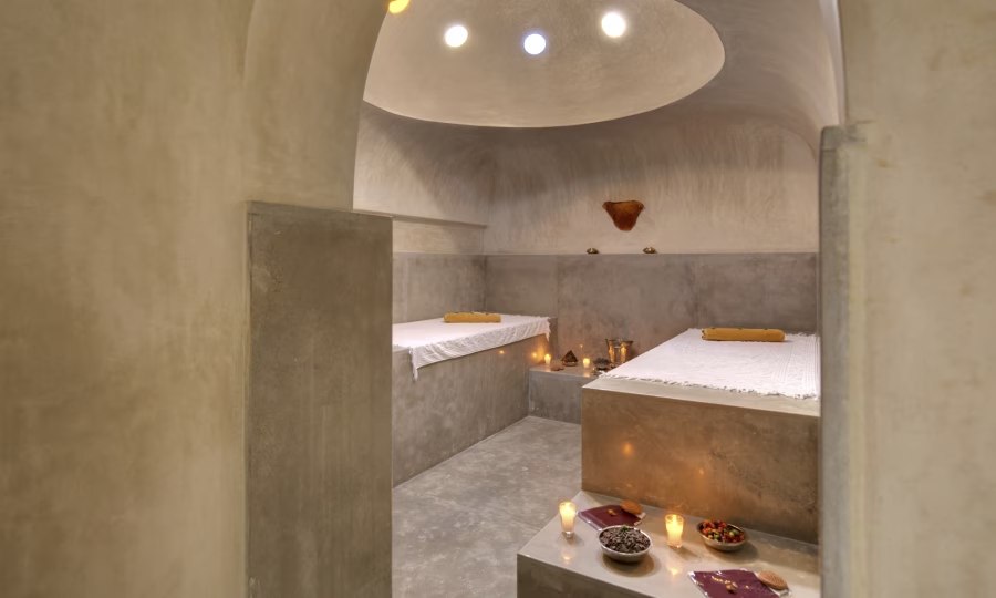 Hammam avec banquettes et espace de soin. Les Jardins de la Médina, Marrakech.