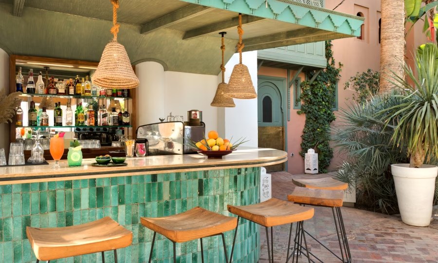 Bar aux teintes vertes et comptoir éclairé. Les Jardins de la Médina, Marrakech.