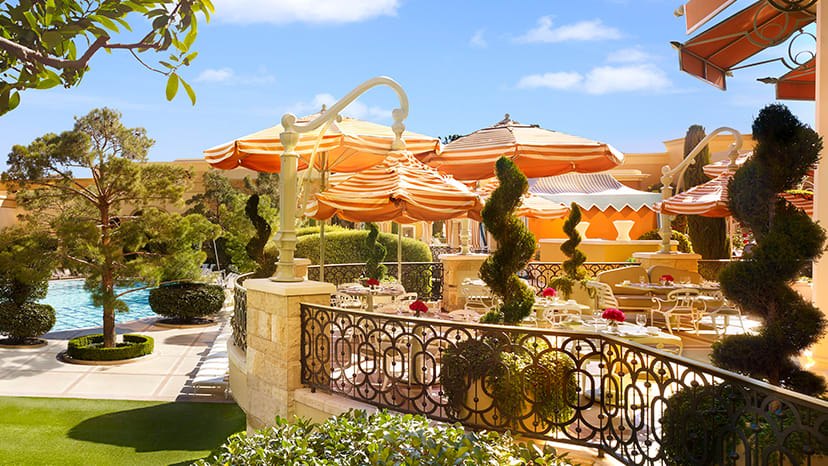 Terrasse de Tableau, parasols rayés et vue sur les jardins ; Wynn Tower Suites, Las Vegas.