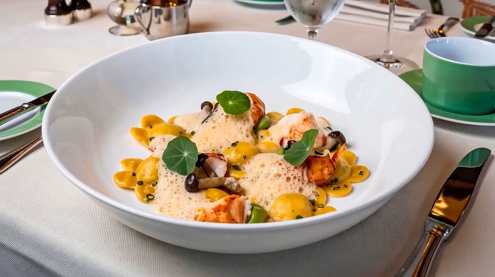Assiette servie à Tableau, dressée sur une table nappée ; Wynn Tower Suites, Las Vegas.