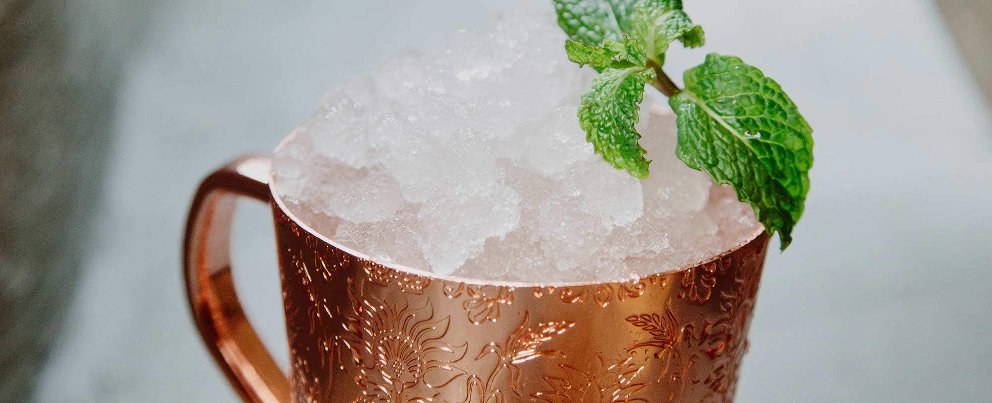 Cocktail dans une tasse cuivrée garni de glace et de menthe ; The Venetian Resort Las Vegas, Las Vegas.