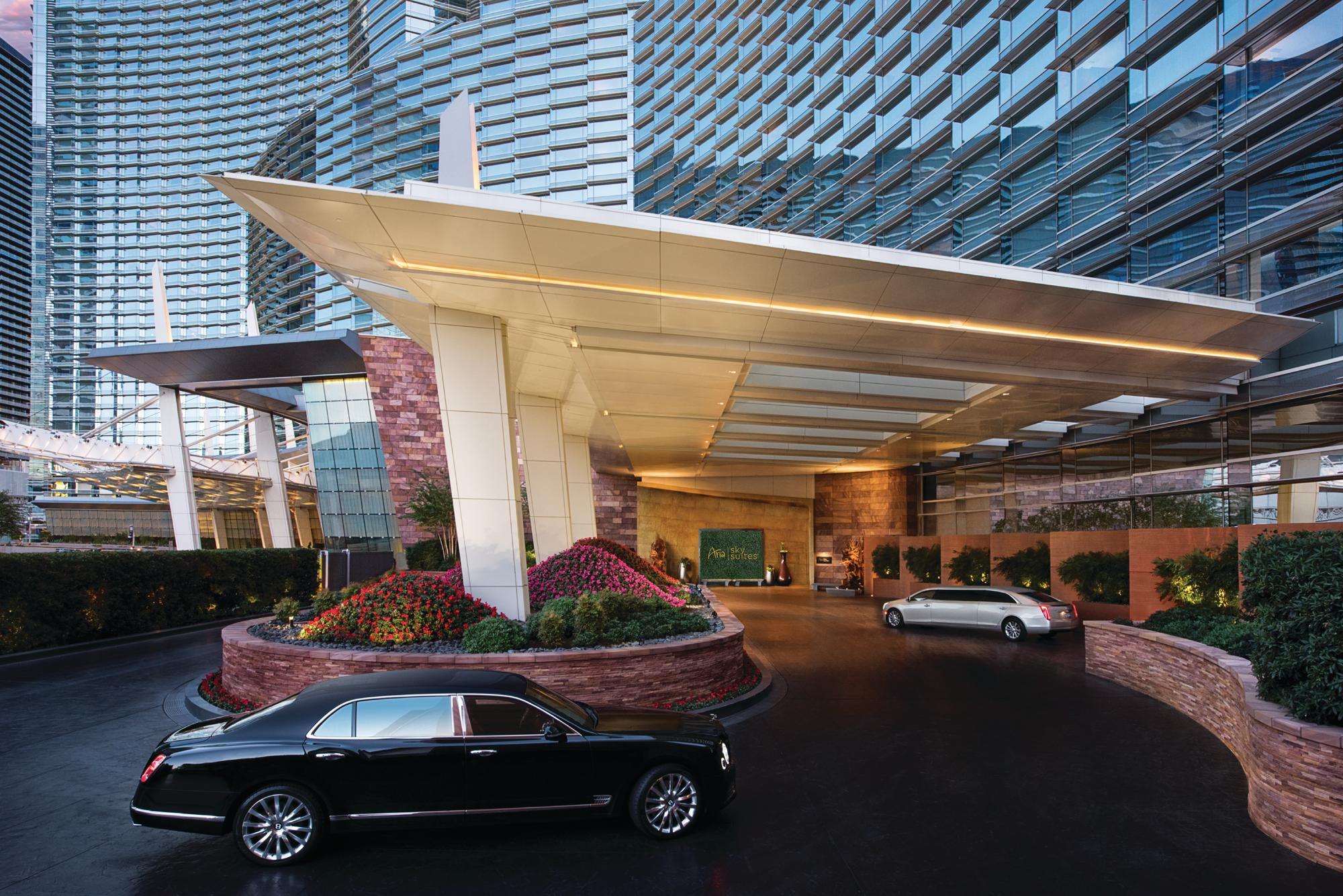 Arrivée dédiée aux Sky Suites, marquise et véhicules devant les portes ; ARIA Sky Suites, Las Vegas.