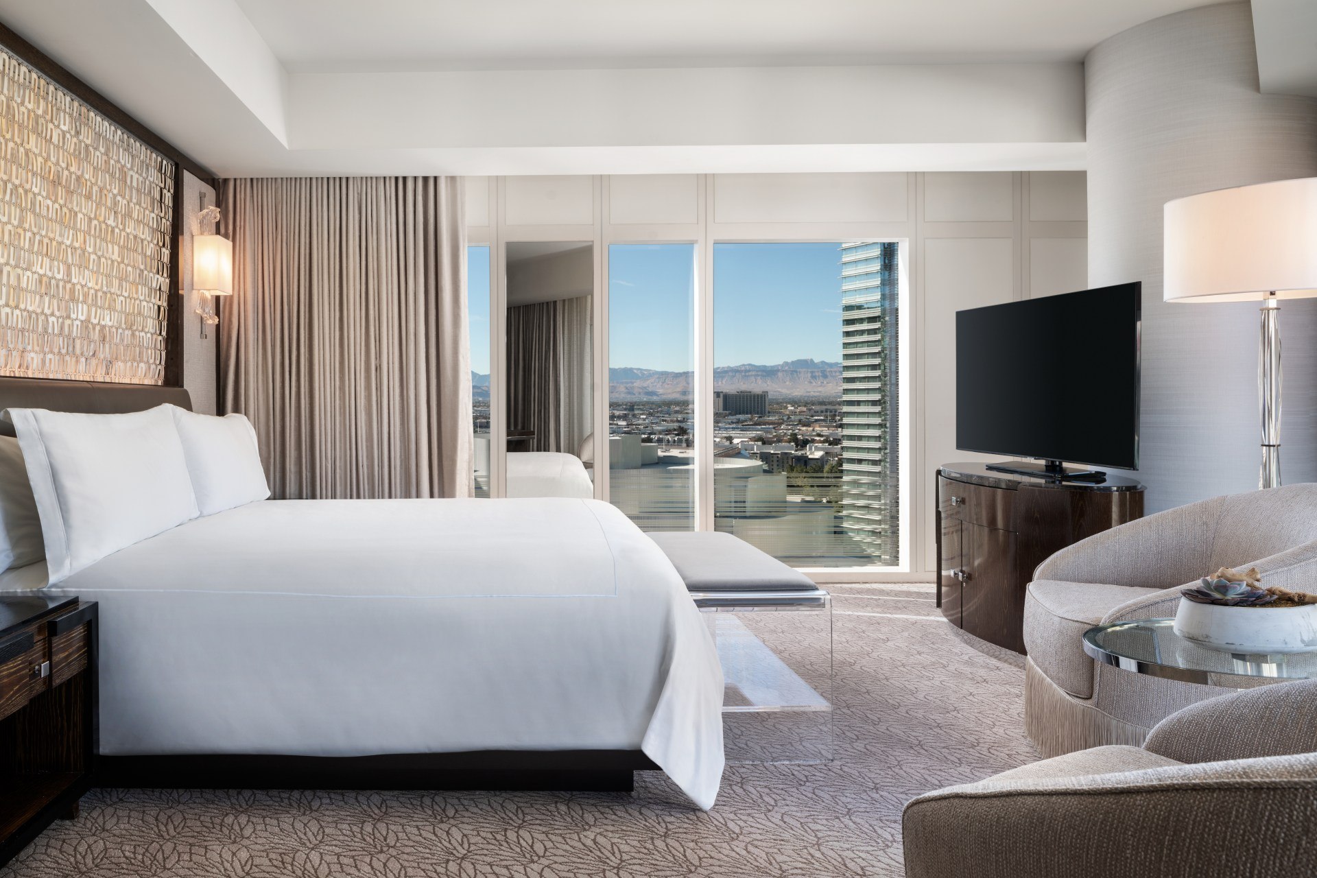 City Suite, chambre et fauteuil près de la baie vitrée ; Waldorf Astoria Las Vegas, Las Vegas.