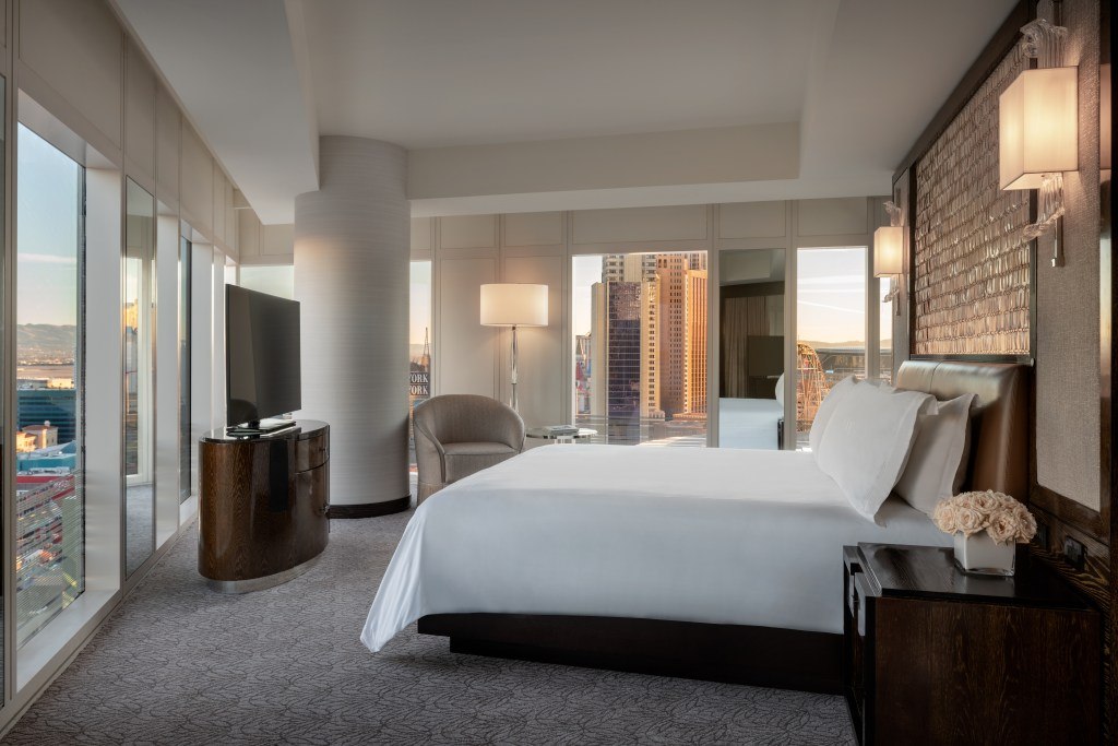 Strip Suite, chambre avec vue latérale sur la ville ; Waldorf Astoria Las Vegas, Las Vegas.