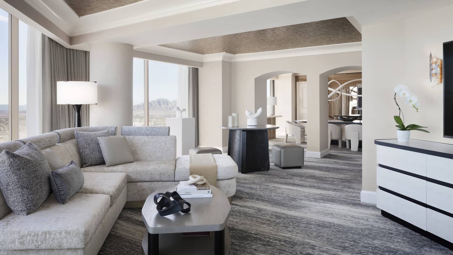 Strip View Presidential Suite, vaste salon aux teintes crème et grises ; Four Seasons Hotel Las Vegas, Las Vegas.