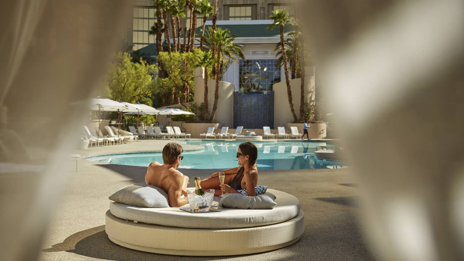 Lit de repos circulaire devant la piscine du Four Seasons ; Four Seasons Hotel Las Vegas, Las Vegas.