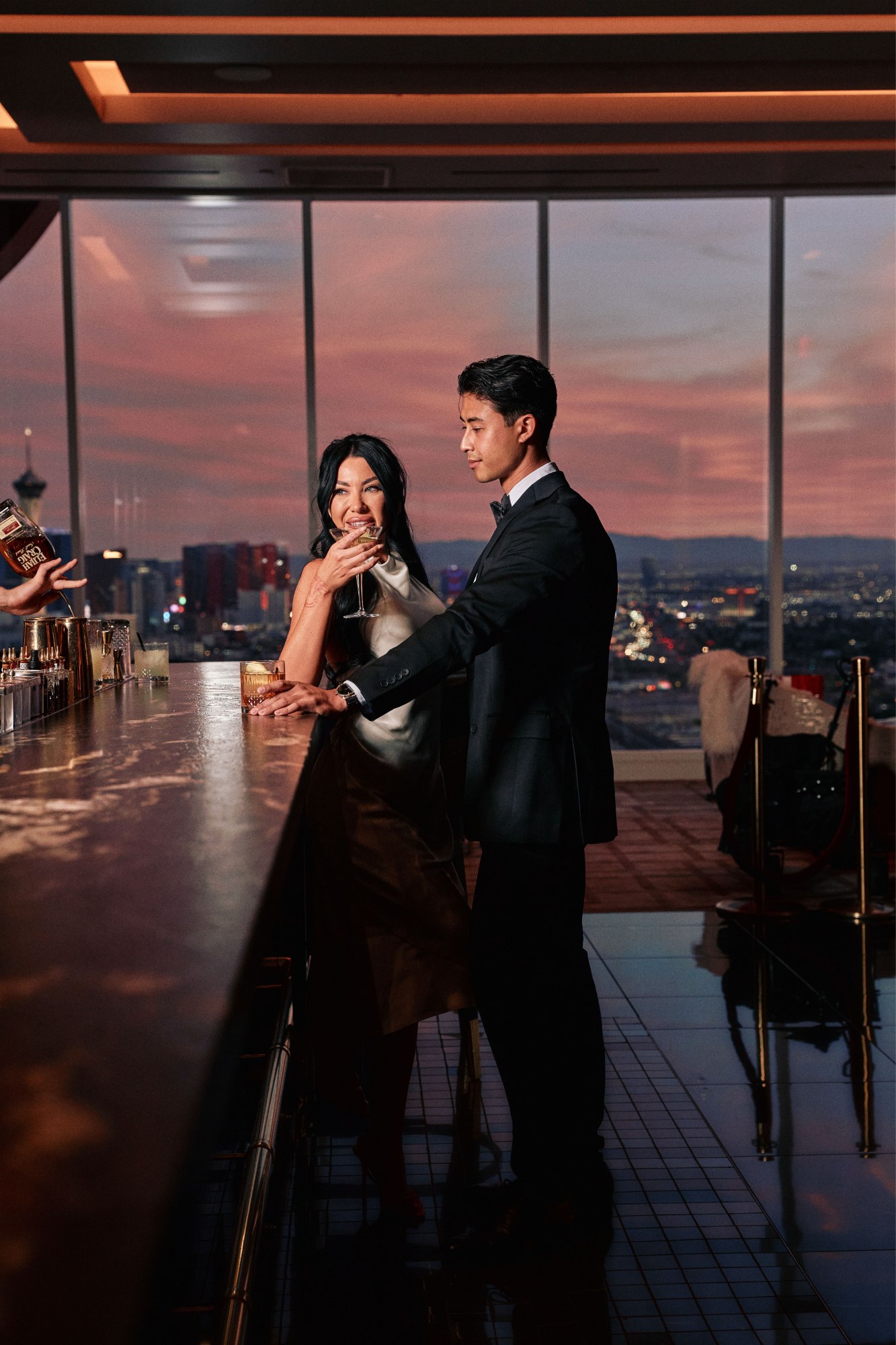 Comptoir de Legacy Club devant les fenêtres au coucher du soleil ; Circa Resort & Casino, Las Vegas.