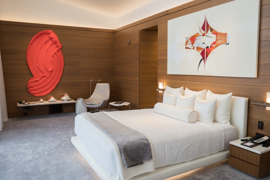 Chambre du penthouse Straight Up, lit et tableaux colorés ; Red Rock Casino Resort & Spa, Las Vegas.