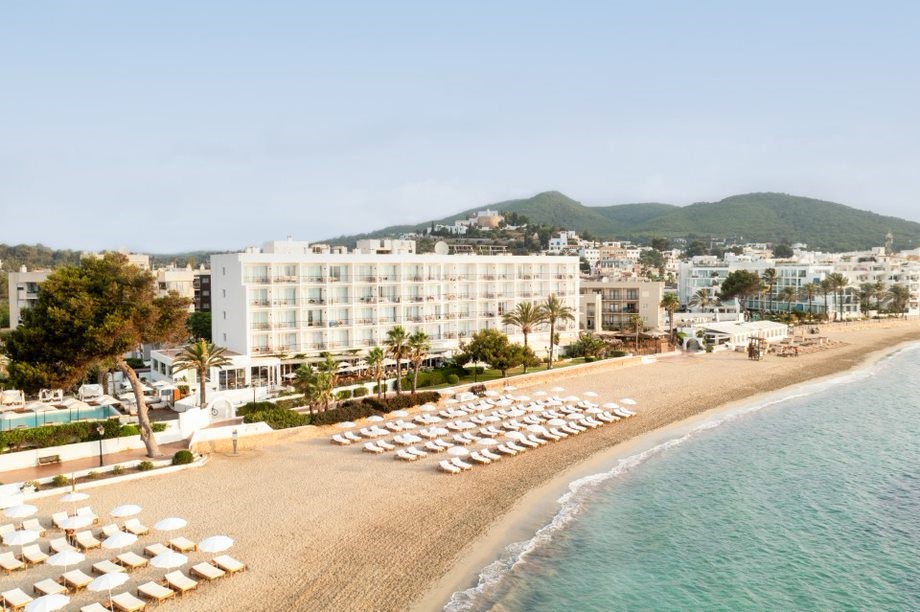 Vue du front de mer de Santa Eulària et du Riomar, derrière les rangées de parasols sur la plage.