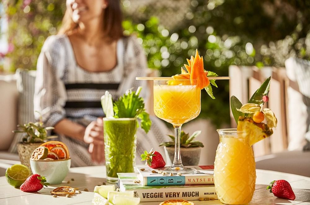 Boissons colorées, bols et assiettes servis à une table du Nobu Hotel Ibiza Bay.