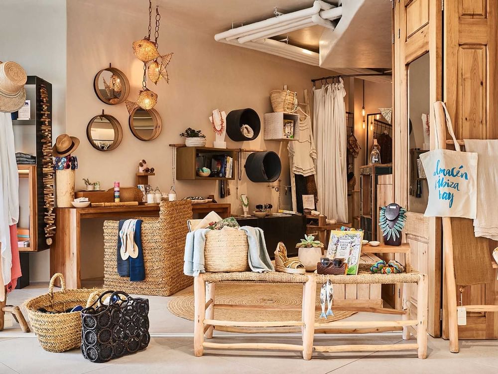 Boutique Almacén du Nobu Hotel Ibiza Bay, avec sacs, vêtements et objets sur des étagères.