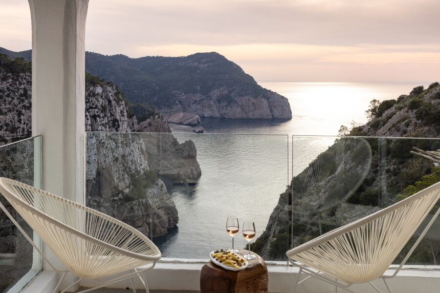Balcon de l'Hacienda Na Xamena avec deux fauteuils face aux falaises et à la mer.