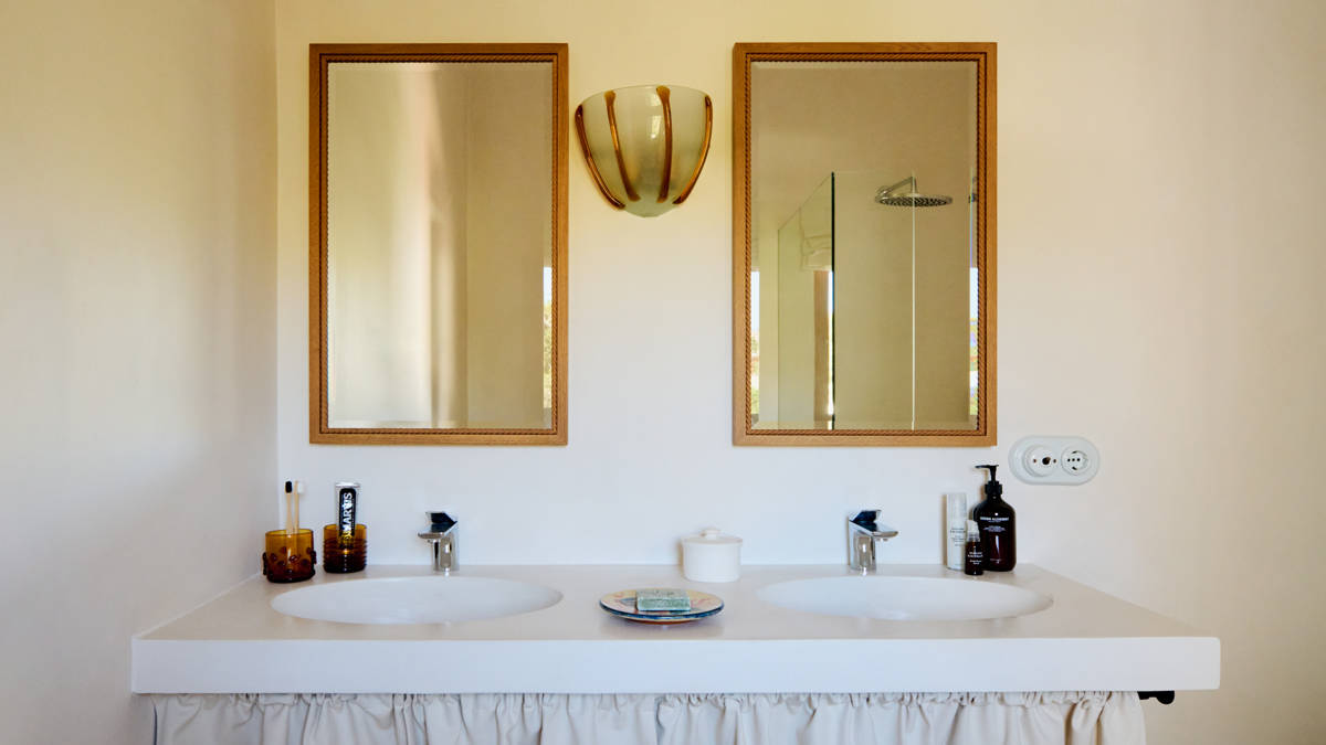 Salle de bains du Petunia avec deux vasques et deux miroirs rectangulaires.