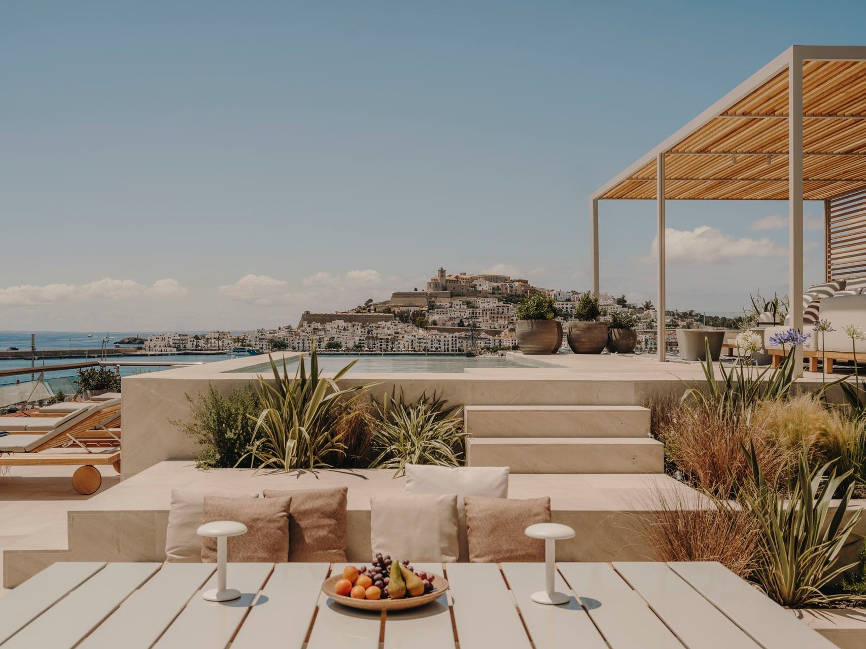 Terrasse d'un penthouse de l'Ibiza Gran Hotel, mobilier clair et vue vers Dalt Vila.