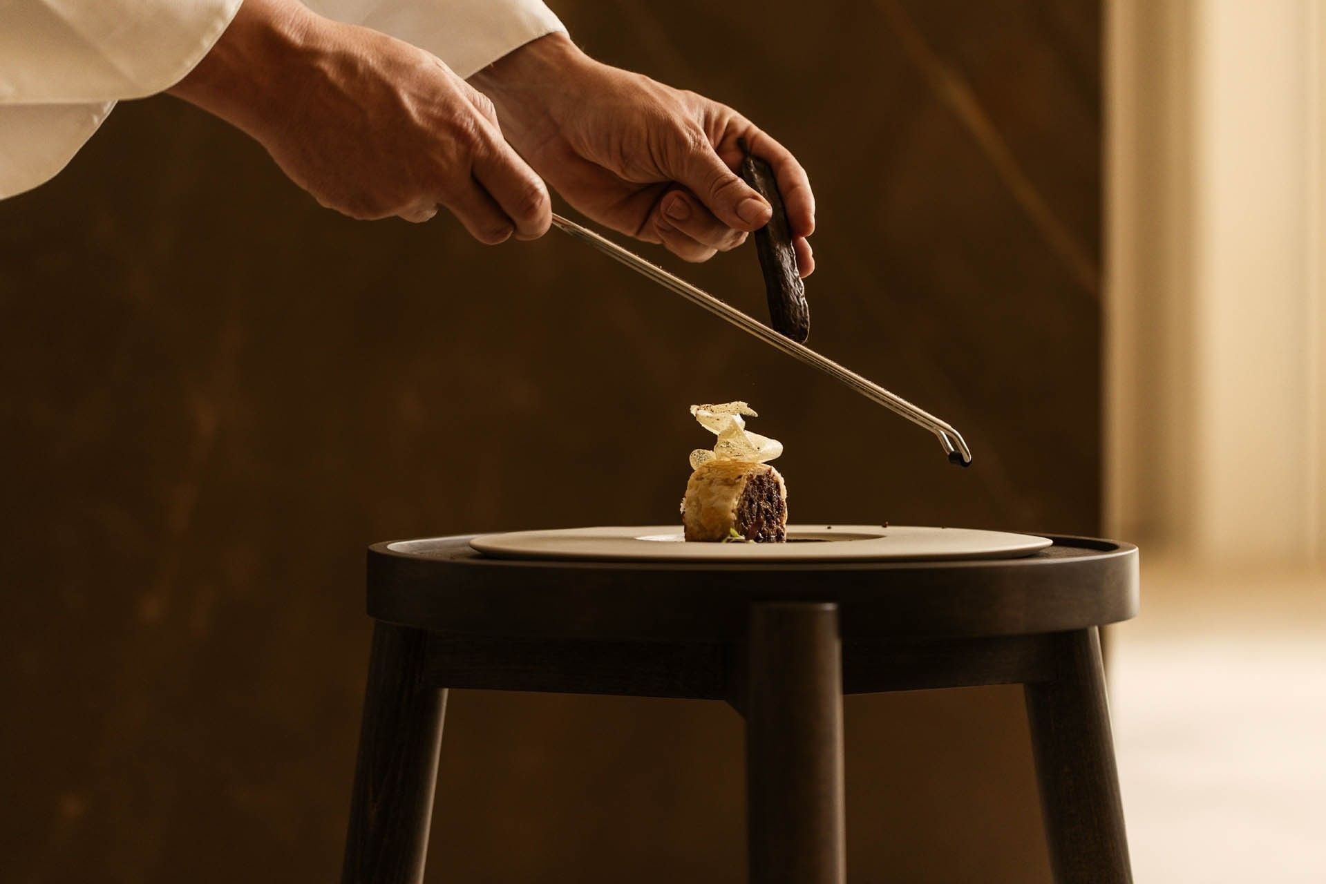 Dressage d'une assiette par les mains d'un cuisinier de l'Ibiza Gran Hotel.
