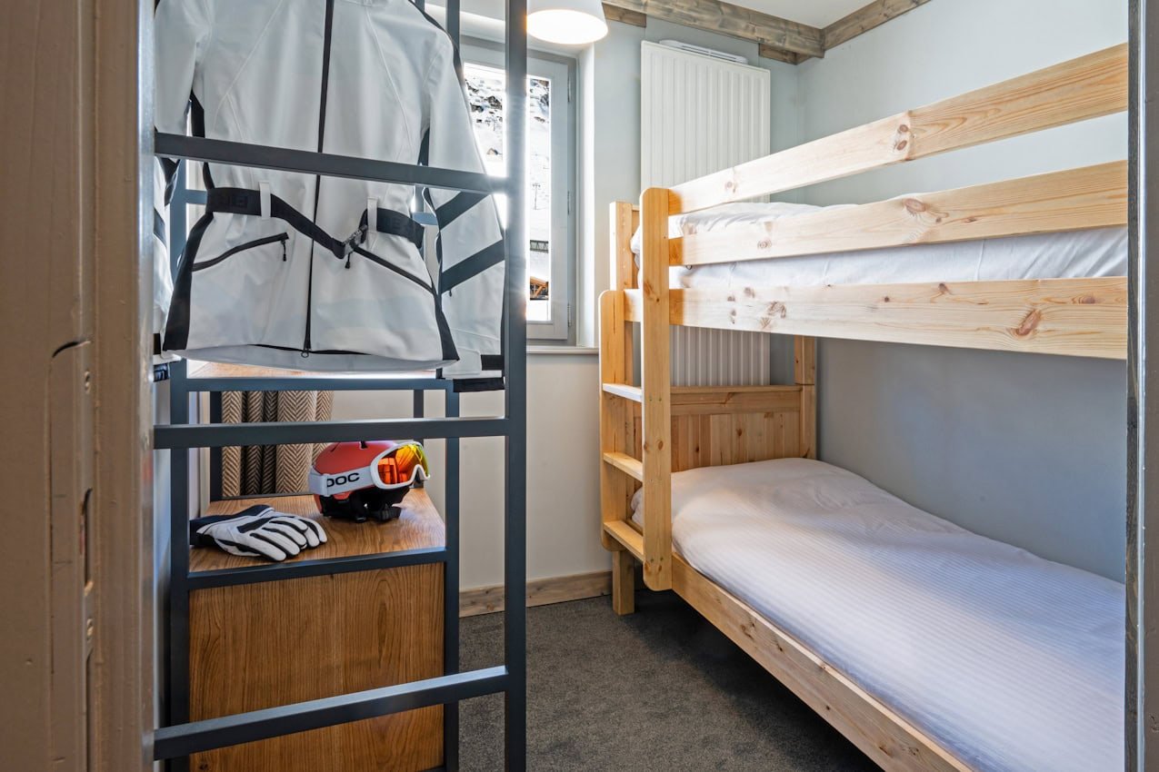 Lits superposés en bois dans l’espace enfants d’une Suite Famille du Levanna.