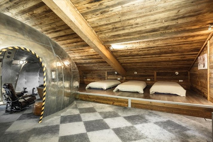 Couchages sous la charpente de la partie Charlie, à côté du fuselage métallique de l’avion.