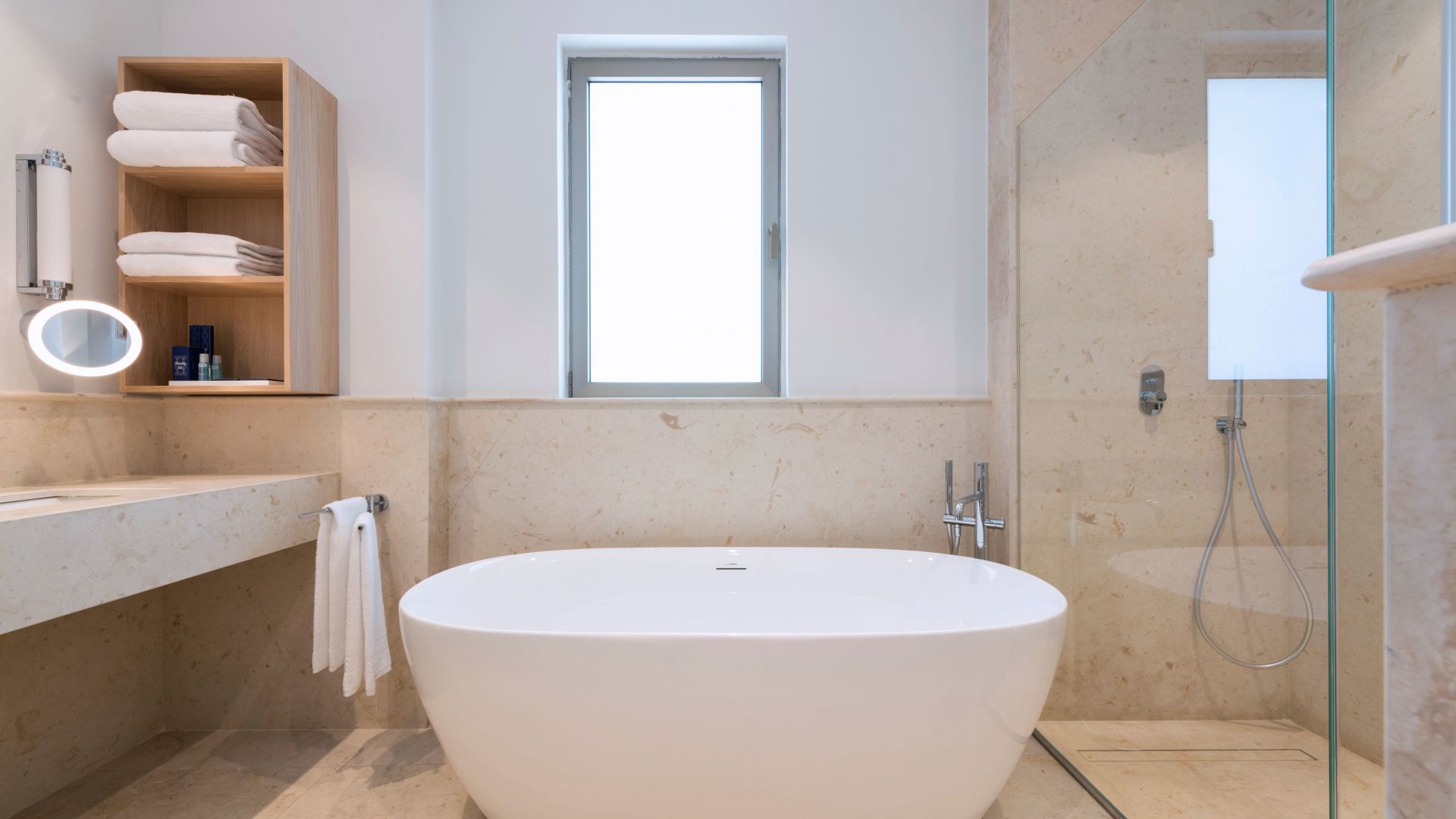 Salle de bains de la Suite Pegasus du Phoenicia Malta, baignoire indépendante devant la fenêtre.