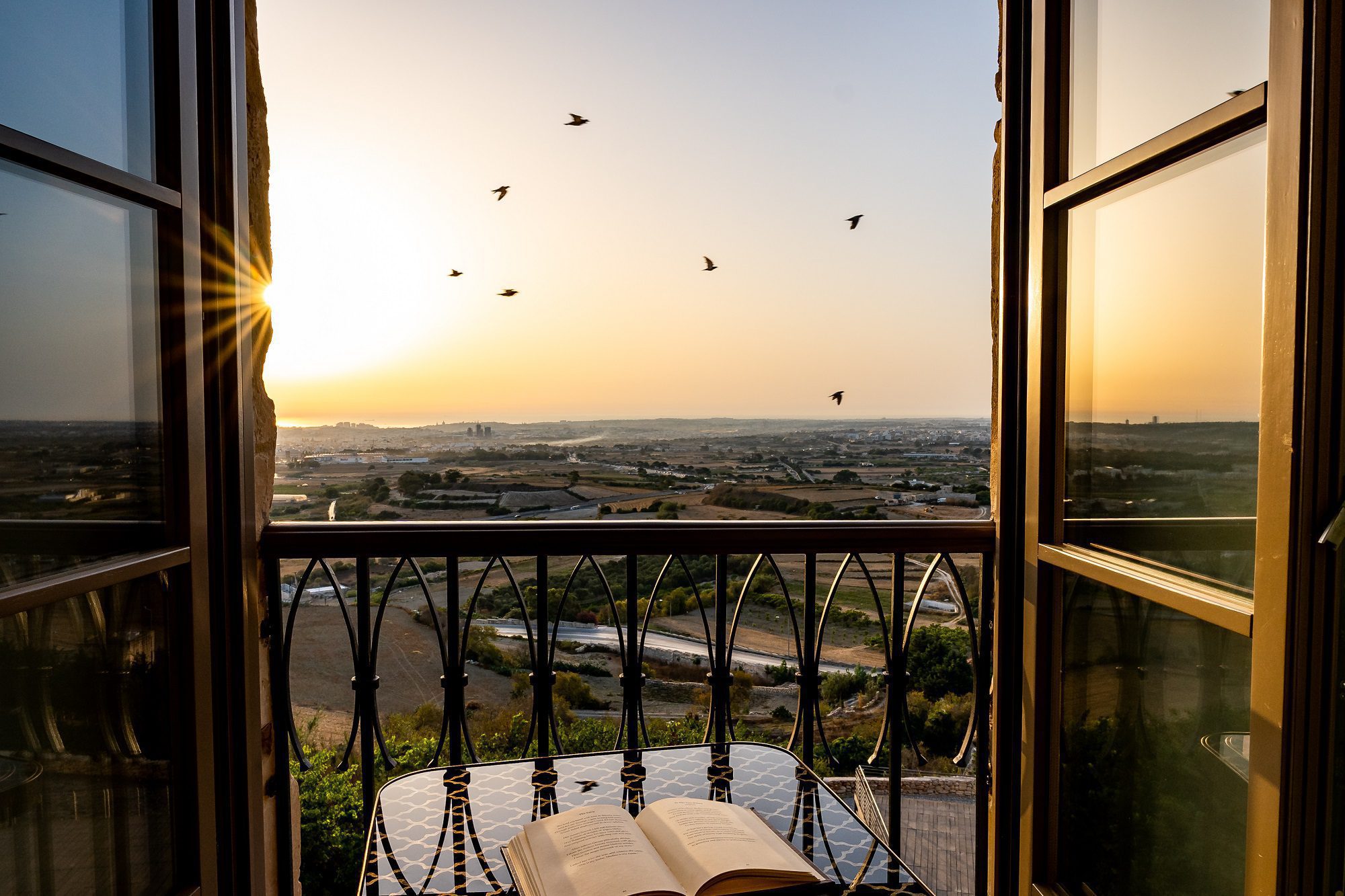 Vue depuis une Deluxe Room with Panoramic View du Xara Palace à Mdina, livre devant le balcon.