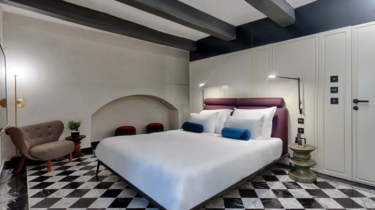 Chambre du Rosselli AX Privilege à La Valette, lit double et sol à motifs géométriques.