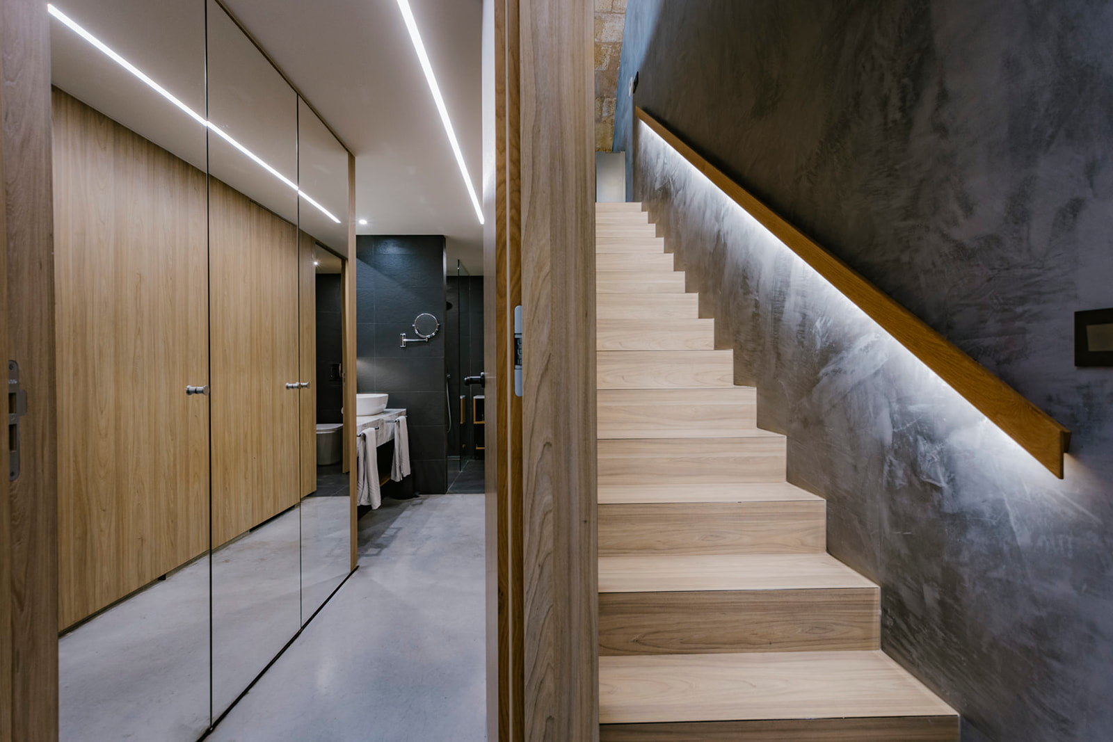 Escalier intérieur du Cugó Gran Macina à Senglea, marches claires entre pierre sombre et boiseries.