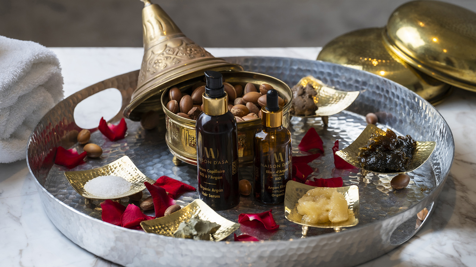 Plateau de produits, huiles, pétales et bols préparé pour le hammam du Four Seasons Hotel Casablanca.