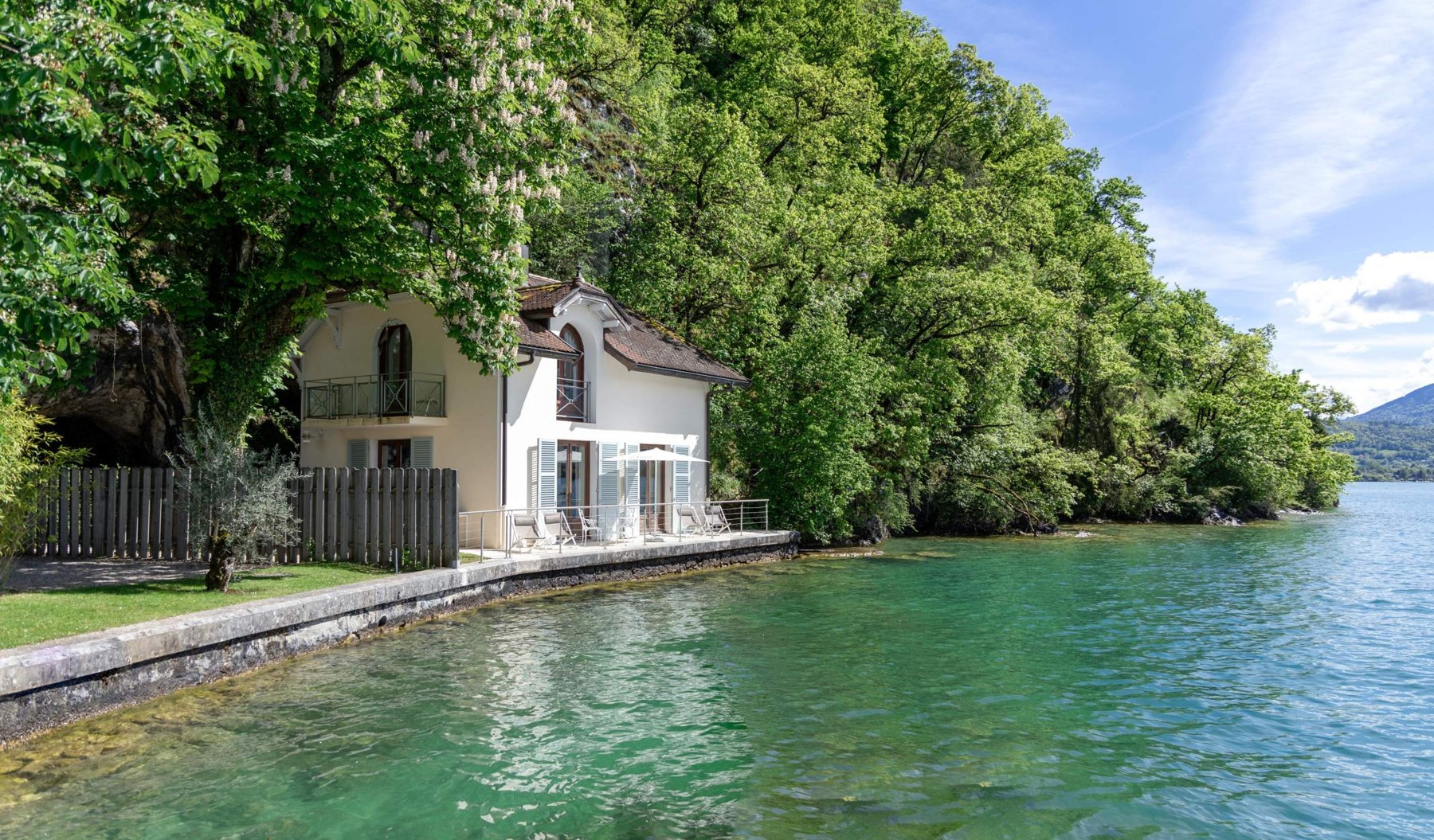 Lili's House du Palace de Menthon à Menthon-Saint-Bernard, au bord du lac et sous les arbres.