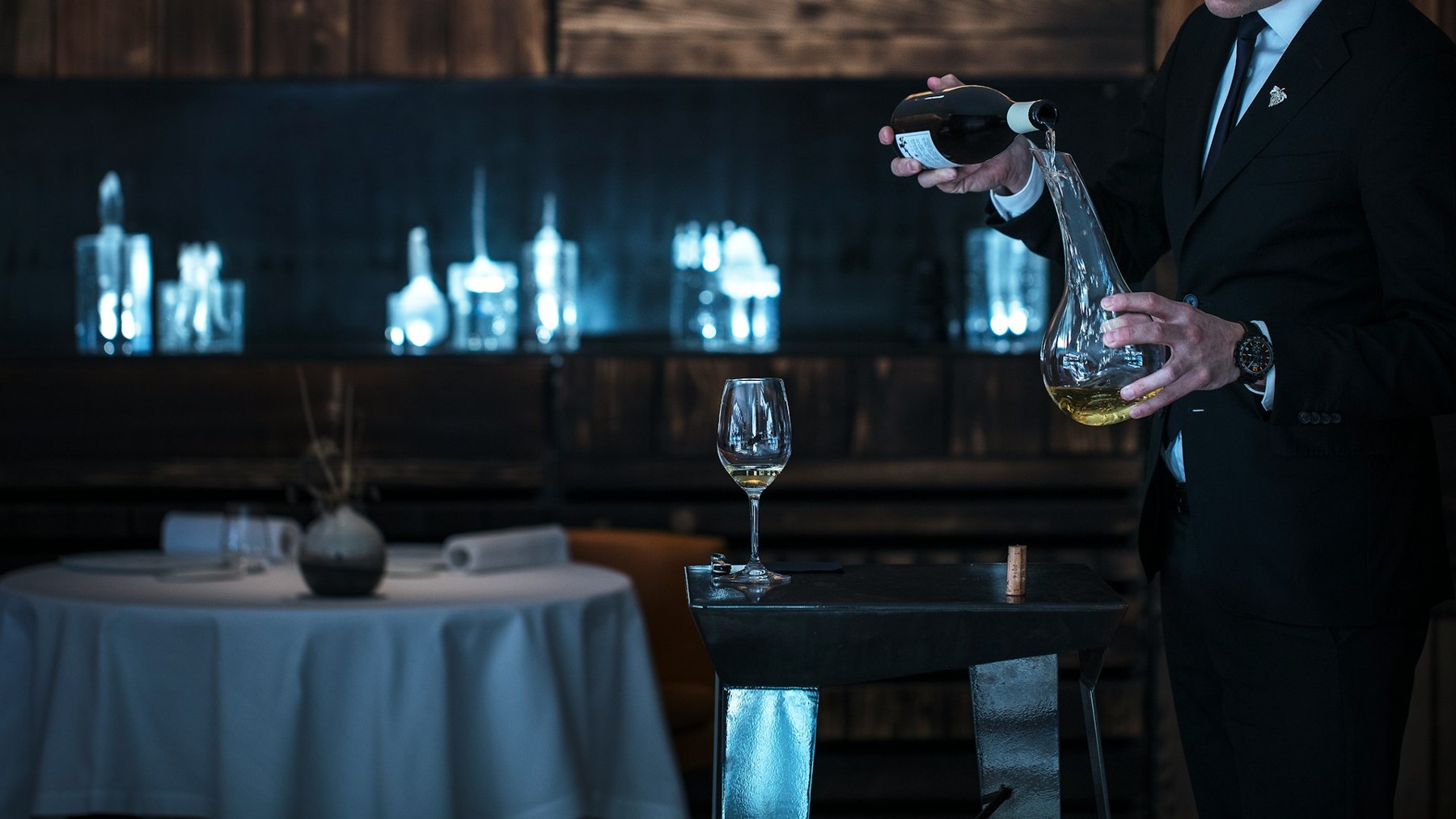 Service d'un vin blanc en carafe dans la salle du restaurant Le Clos des Sens à Annecy-le-Vieux.