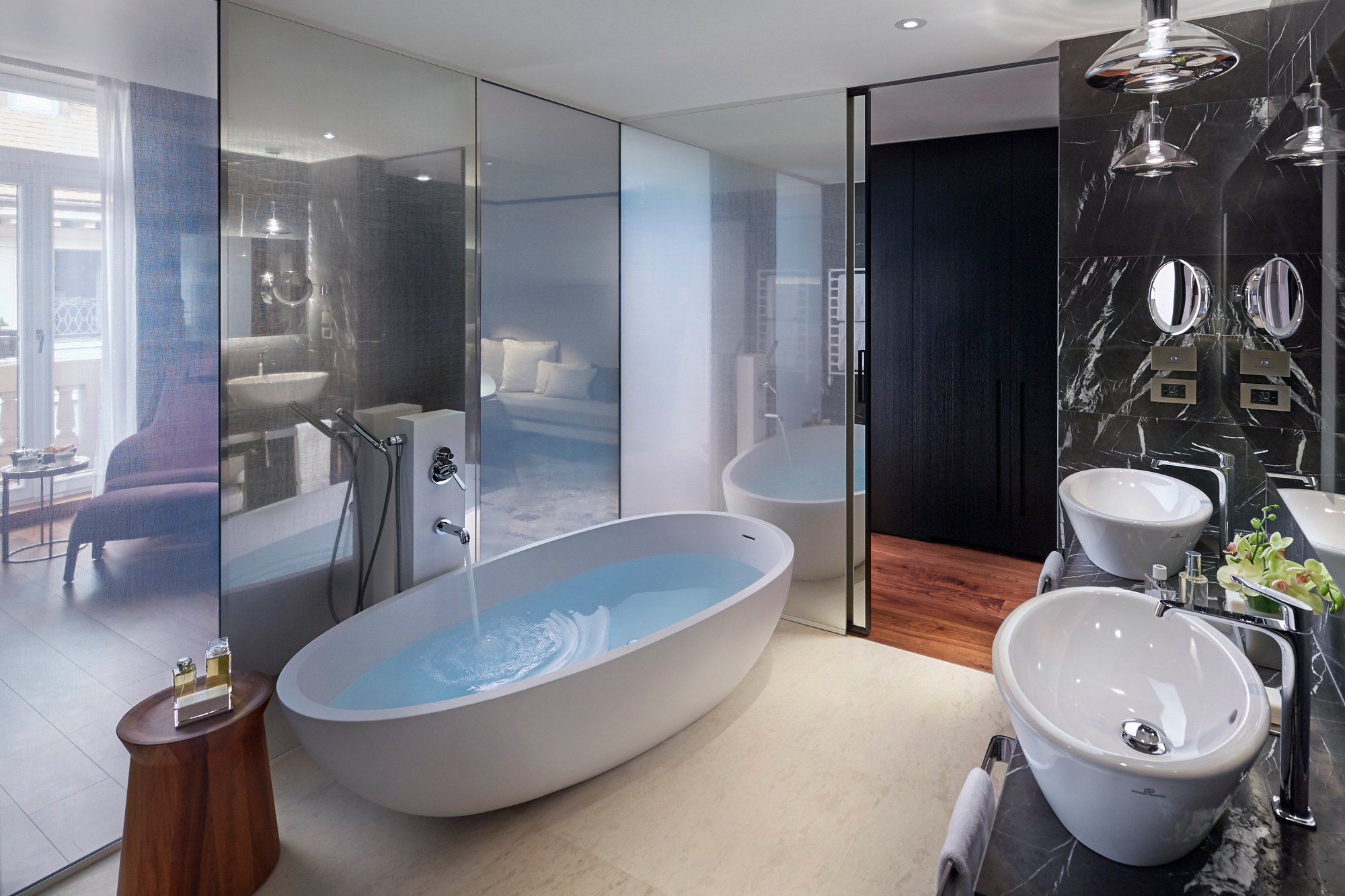 Une salle de bains habillée de marbre - Mandarin Oriental, Milan à Milan.
