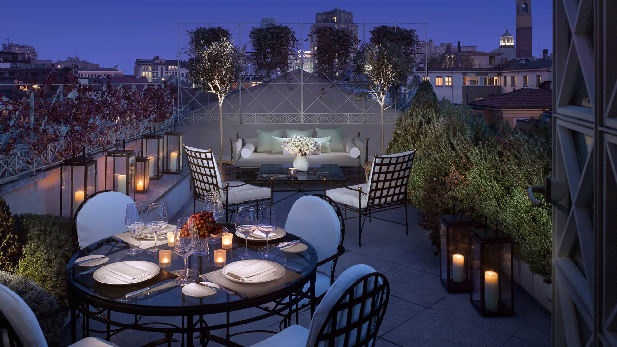 Une terrasse de suite au-dessus des toits - Four Seasons Hotel Milano à Milan.