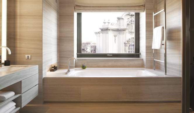 La baignoire d'une salle de bains - Armani Hotel Milano à Milan.