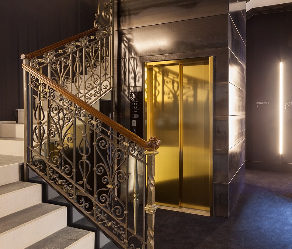 L'ascenseur et sa ferronnerie - Senato Hotel Milano à Milan.