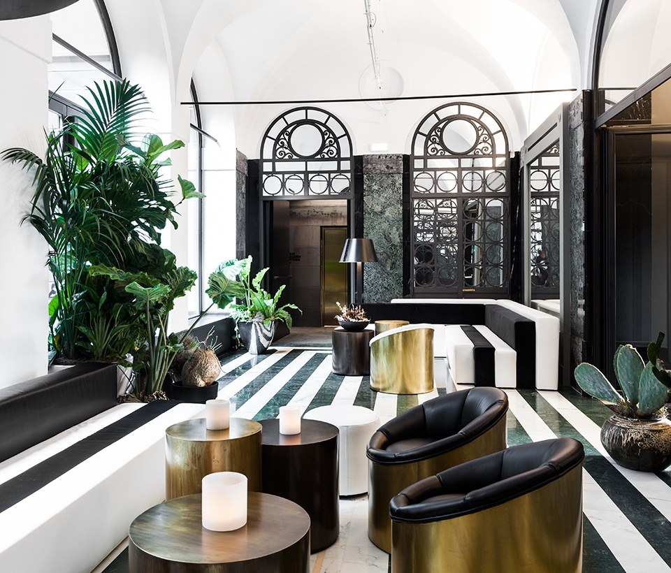 Le salon ouvert sur le miroir d'eau - Senato Hotel Milano à Milan.