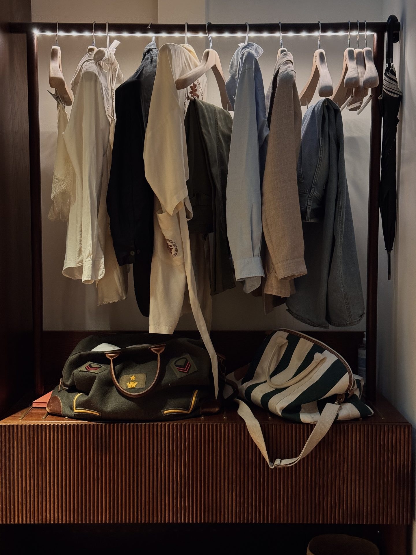 Un vestiaire aménagé dans une chambre - Vico Milano à Milan.