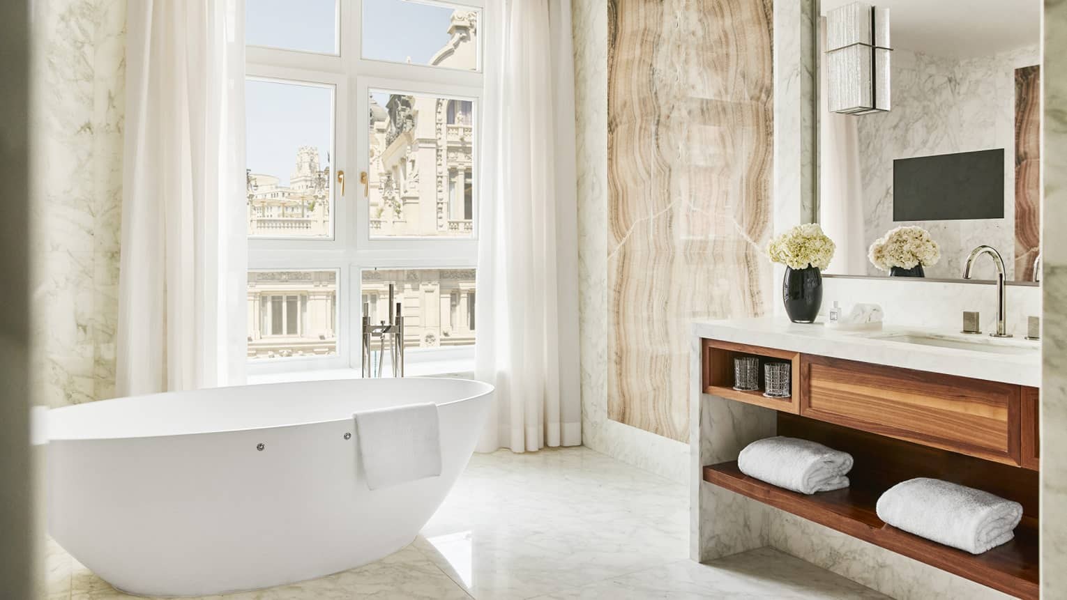 Une salle de bains avec baignoire - Four Seasons à Madrid.