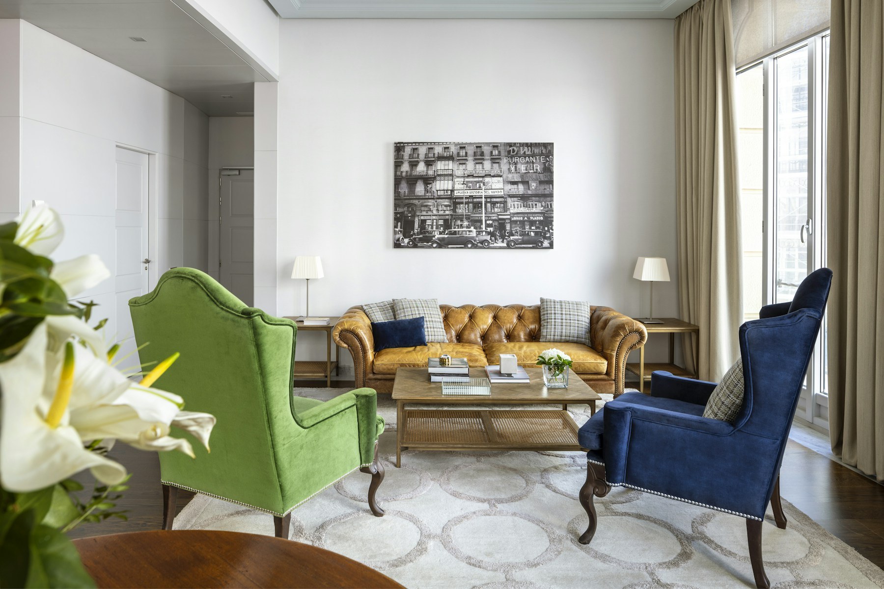 Le salon coloré d’une suite - URSO à Madrid.