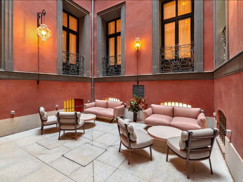 Un patio avec assises extérieures - CoolRooms Palacio de Atocha à Madrid.