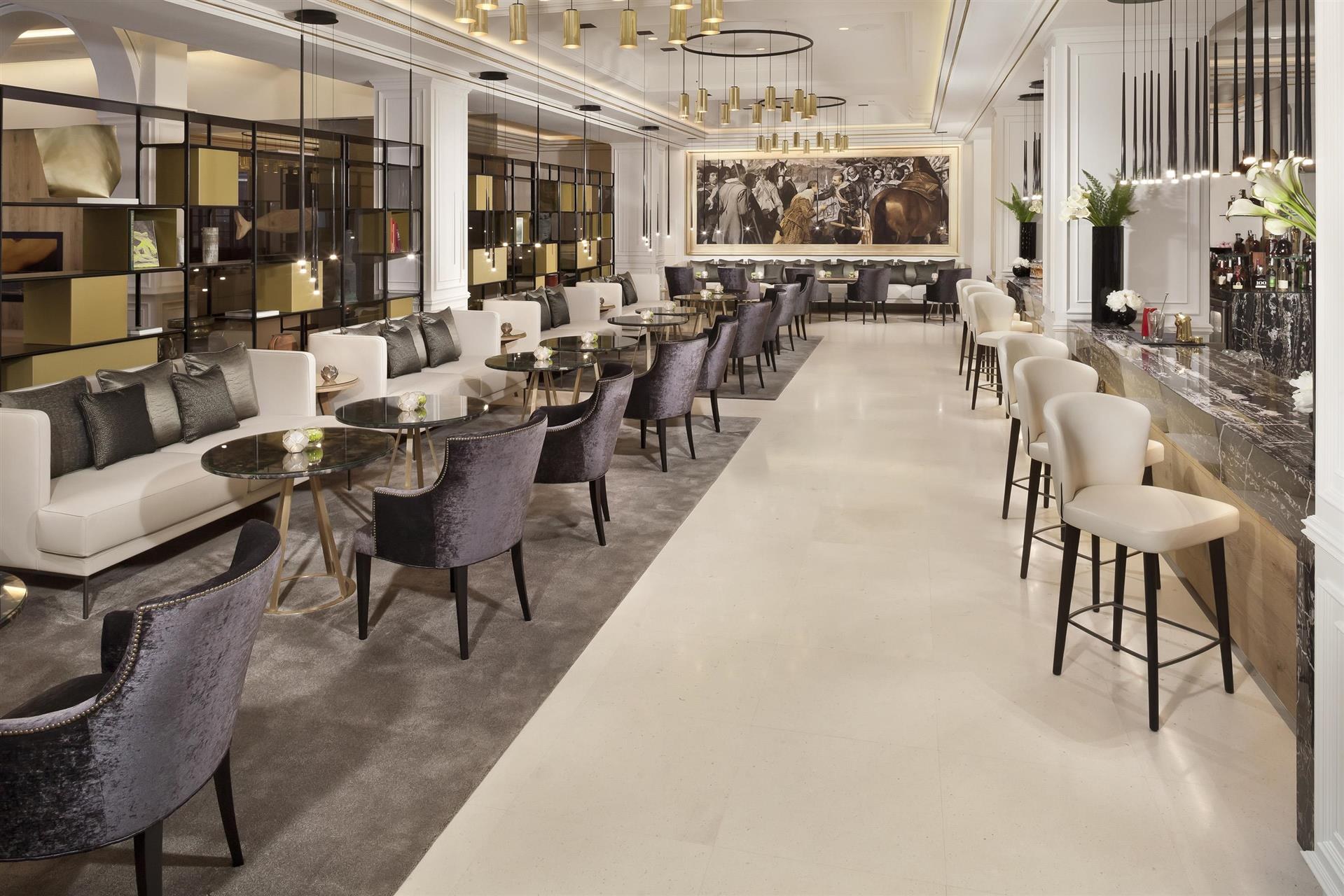 Le bar et ses hautes assises - Palacio de los Duques à Madrid.