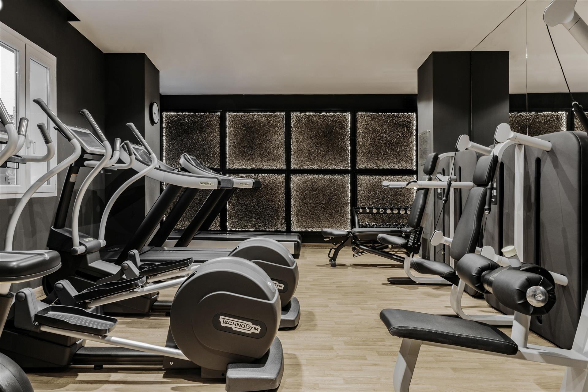 Les équipements de la salle de fitness - Palacio de los Duques à Madrid.