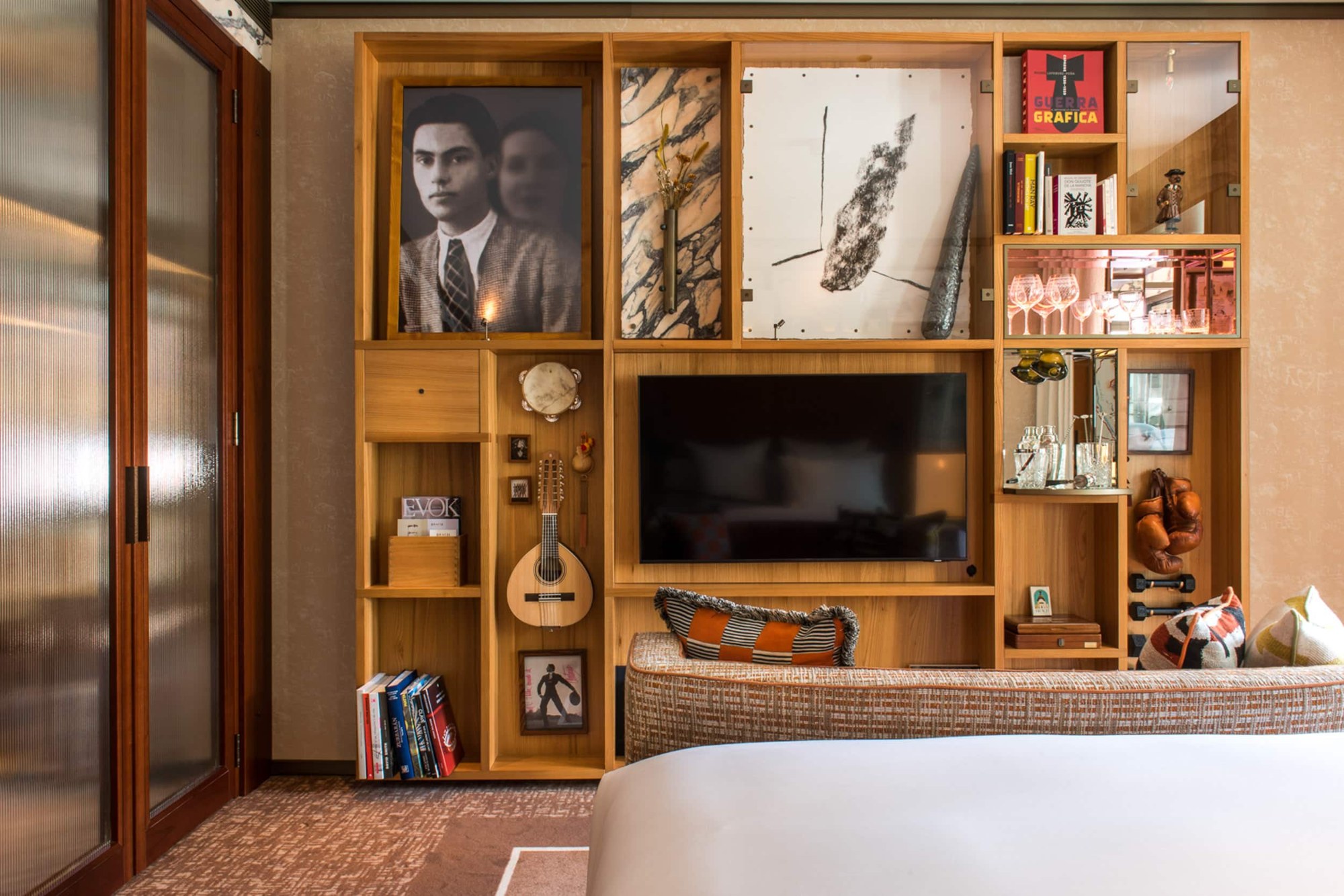 Les étagères et les images d’une chambre - Brach à Madrid.